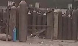 ऑक्सीजन सिलेंडर फटने से एक मरा, दो घायल ऑक्सीजन सिलेंडर फटने से एक मरा, दो घायल