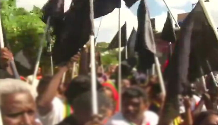 किसान आंदोलन- सीएम को काले झंडे दिखाने पहुंचे किसान-हुआ लाठीचार्ज