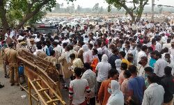 पंचायत चुनाव- मतगणना स्थलों पर उमड़ी भीड़-धरे रह गए कर्फ्यू और आदेश पंचायत चुनाव- मतगणना स्थलों पर उमड़ी भीड़-धरे रह गए कर्फ्यू और आदेश