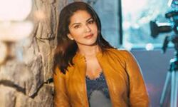 वैक्सीन लगाने के लिये लोगों को प्रोत्साहित कर रही है सनी वैक्सीन लगाने के लिये लोगों को प्रोत्साहित कर रही है सनी