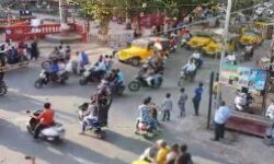 साप्ताहिक कर्फ्यू में लोगों की सड़क पर चहल कदमी, आदेश बेअसर साप्ताहिक कर्फ्यू में लोगों की सड़क पर चहल कदमी, आदेश बेअसर