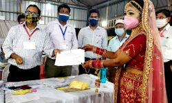 पंचायत चुनाव- वरमाला छोड़कर जीत का सर्टिफिकेट प्राप्त करने पहुंची दुल्हन पंचायत चुनाव- वरमाला छोड़कर जीत का सर्टिफिकेट प्राप्त करने पहुंची दुल्हन