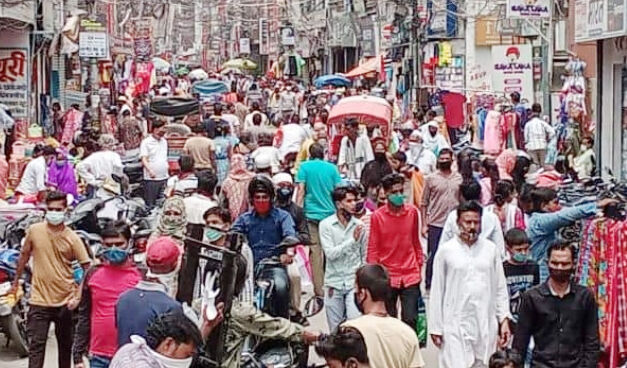 लॉकडाउन की घोषणा होते ही बाजारों में उमडी भीड़- मास्क और सोशल डिस्टेंस गायब