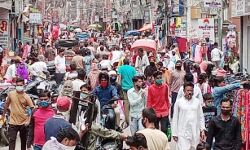 लॉकडाउन की घोषणा होते ही बाजारों में उमडी भीड़- मास्क और सोशल डिस्टेंस गायब लॉकडाउन की घोषणा होते ही बाजारों में उमडी भीड़- मास्क और सोशल डिस्टेंस गायब