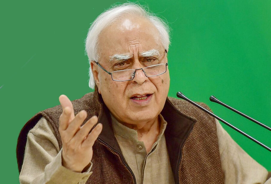 कांग्रेस की हार पर भड़के सिब्बल- सुनाई खरी खरी कांग्रेस की हार पर भड़के सिब्बल- सुनाई खरी खरी