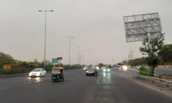 दिल्ली NCR में झमाझम बारिश- तेज आंधी से छाया अंधकार दिल्ली NCR में झमाझम बारिश- तेज आंधी से छाया अंधकार