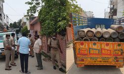 ऑक्सीजन सिलेंडरों की कालाबाजारी- एक छोटा हाथी पकड़ा