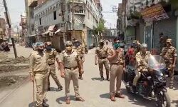 लॉकडाउन का पालन कराने के साथ लोगों को जागरूक कर रही पुलिस