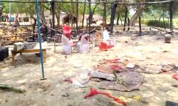 हवन कुंड से उठी चिंगारी ने सब कुछ किया खाक- लाखों का नुकसान हवन कुंड से उठी चिंगारी ने सब कुछ किया खाक- लाखों का नुकसान