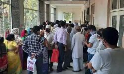 टीका लगवाने को अस्पताल में लगी भीड़- शुरू नही हो पाया टीकाकरण