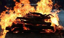 मानवता के लिए शर्मनाक- घर के बाहर पड़ा रहा महिला का शव- पति लगाता रहा गुहार मानवता के लिए शर्मनाक- घर के बाहर पड़ा रहा महिला का शव- पति लगाता रहा गुहार