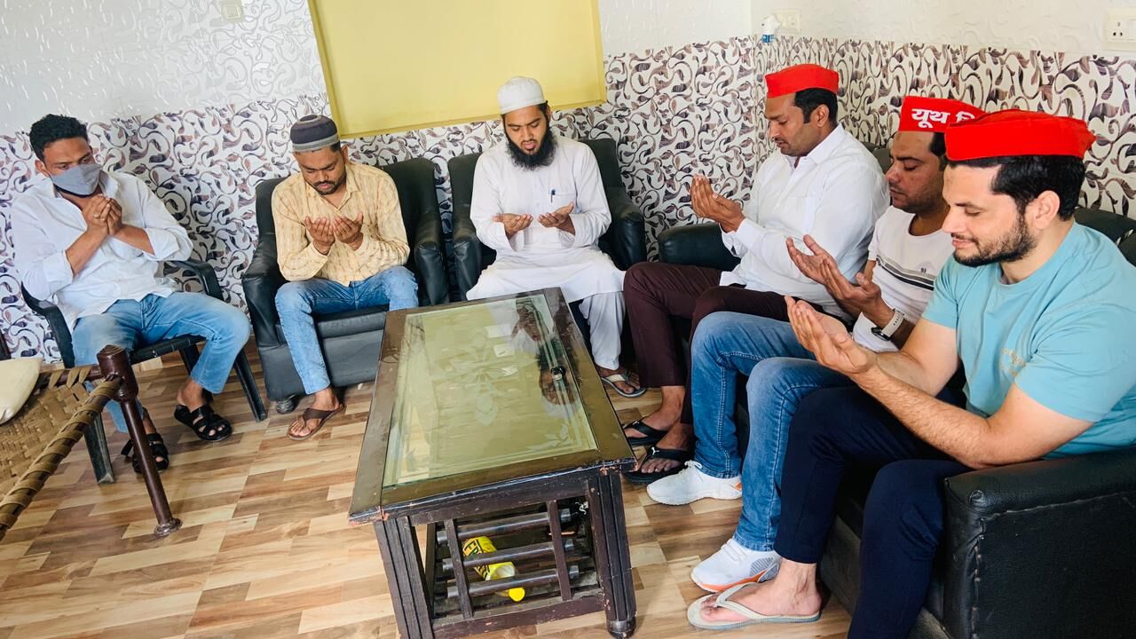 आजम खान के लिए सपा नेता शमशेर ने कराई दुआ आजम खान के लिए सपा नेता शमशेर ने कराई दुआ