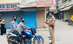 पुलिस मुस्तैदी के साथ करा रही है लाॅकडाउन का पालन पुलिस मुस्तैदी के साथ करा रही है लाॅकडाउन का पालन