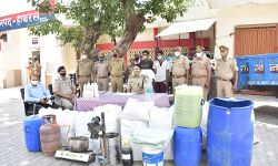 लाॅकडाउन में चल रही थी अवैध शराब फैक्ट्री- पुलिस ने भंडाफोड़ कर दबोचे 3 आरोपी लाॅकडाउन में चल रही थी अवैध शराब फैक्ट्री- पुलिस ने भंडाफोड़ कर दबोचे 3 आरोपी