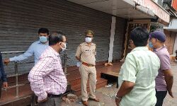 लॉकडाउन में खुला कपड़े का शोरूम- प्रशासन ने किया सील- होगी कार्रवाई