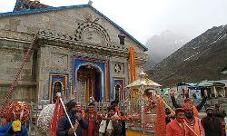 खुले यमुनोत्री धाम के कपाट, मोदी के नाम से हुई पहली पूजा खुले यमुनोत्री धाम के कपाट, मोदी के नाम से हुई पहली पूजा