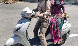 जब महिला दरोगा बनी सहारा तो बुजुर्ग अम्मा ने दिया खूब आशीष