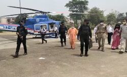 सीएम का आगमन- हेलीपैड पर उतरा उड़न खटोला सीएम का आगमन- हेलीपैड पर उतरा उड़न खटोला