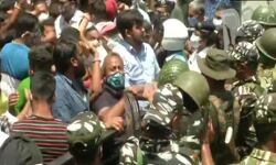 सीबीआई दफ्तर के बाहर जमा हुई भीड-पथराव और लाठीचार्ज