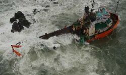 ताउते तूफान- नौसेना ने 177 लोगों को निकाला ताउते तूफान- नौसेना ने 177 लोगों को निकाला