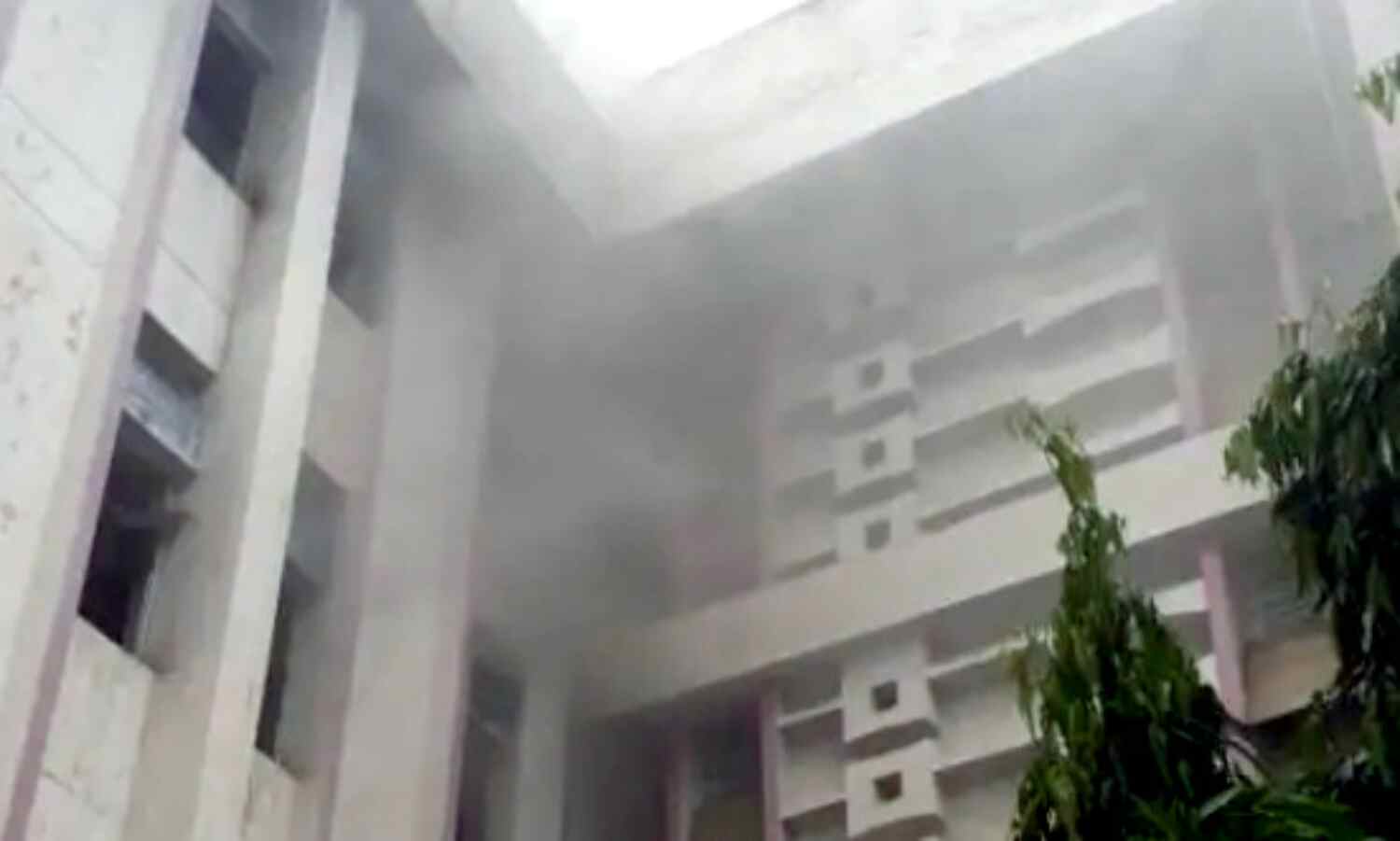 ESI अस्पताल में लगी आग-दमकल कर्मी लगे बुझाने में