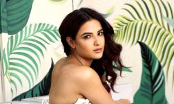 जैस्मिन भसीन ने बैकलेस टॉप में बिखेरे जलवे जैस्मिन भसीन ने बैकलेस टॉप में बिखेरे जलवे