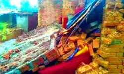 बारिश के दौरान मकान की छत गिरने से माँ व तीन बच्चों की मृत्यु बारिश के दौरान मकान की छत गिरने से माँ व तीन बच्चों की मृत्यु