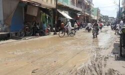 कोरोना के बीच जलभराव का कोहराम-जर्जर सड़क पर भरा बारिश का पानी