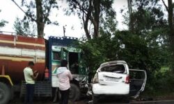 कार- कैंटर भिड़ंत में तीन की मौत- कार को काटकर निकालें शव कार- कैंटर भिड़ंत में तीन की मौत- कार को काटकर निकालें शव