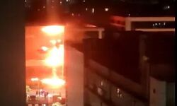 ट्रक और शॉपिंग सेंटर में लगी आग ट्रक और शॉपिंग सेंटर में लगी आग