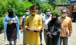 शिक्षक संघ के बैनर तले स्कूल संचालकों ने किया प्रदर्शन