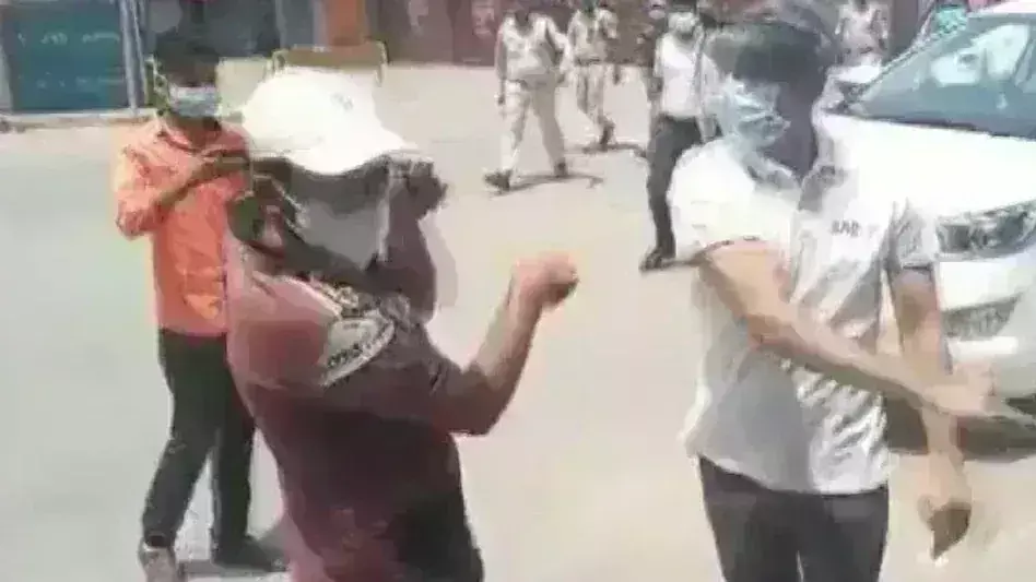 दादागिरी-DM ने तोड़ा मोबाईल-मारा थप्पड़-तुरंत हटाये गए