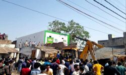 दर्दनाक हादसा-दुकान का लेंटर गिरा-दबे दर्जन भर मजदूर-तीन मरे