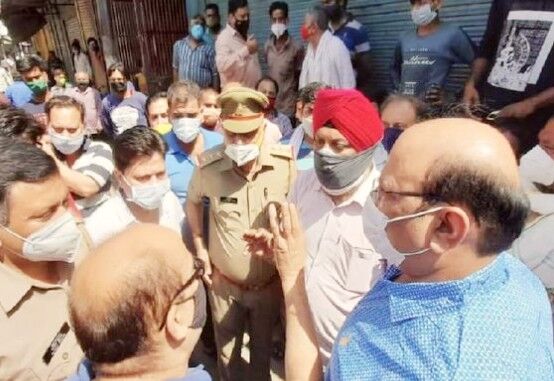 पुलिस बैरियर को लेकर फूटा व्यापारियों का गुस्सा-सौंपी दुकान की चाबियां पुलिस बैरियर को लेकर फूटा व्यापारियों का गुस्सा-सौंपी दुकान की चाबियां