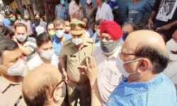 पुलिस बैरियर को लेकर फूटा व्यापारियों का गुस्सा-सौंपी दुकान की चाबियां पुलिस बैरियर को लेकर फूटा व्यापारियों का गुस्सा-सौंपी दुकान की चाबियां