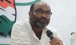 बोले लल्लू-बिचैलियों के हाथ गेहूं बेचने को मजबूर है किसान बोले लल्लू-बिचैलियों के हाथ गेहूं बेचने को मजबूर है किसान