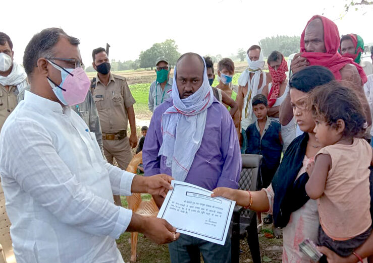 माता पिता की मृत्यु के बाद 6 बच्चों की राज्यमंत्री ने की सहायता