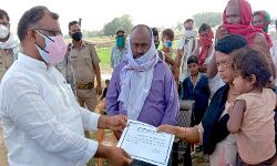 माता पिता की मृत्यु के बाद 6 बच्चों की राज्यमंत्री ने की सहायता माता पिता की मृत्यु के बाद 6 बच्चों की राज्यमंत्री ने की सहायता