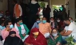 पुलिस से विवाद के बाद धरने पर बैठे व्यापारी