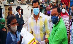 सोनू सूद ने बैकग्राउंड डांसर्स को दिये- राशन किट्स सोनू सूद ने बैकग्राउंड डांसर्स को दिये- राशन किट्स