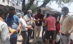 कोरोना महामारी में संकट में गरीब-कराया भोजन वितरित