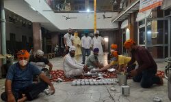 महामारी में मसीहा बन रहा है सिख समाज