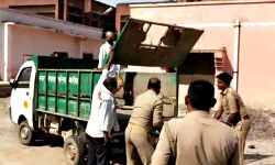 पुलिस की संवेदनहीनता-किसान के शव को कूड़ा गाड़ी में भेजा पीएम को