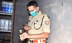 SP विनीत जायसवाल ने ठेकों को खुद किया चेक- विक्रेताओं को दिया अल्टीमेटम SP विनीत जायसवाल ने ठेकों को खुद किया चेक- विक्रेताओं को दिया अल्टीमेटम