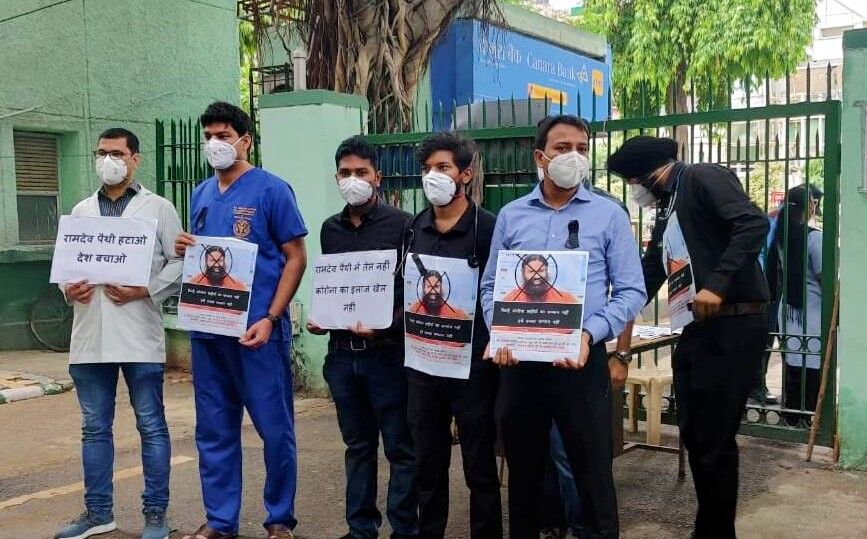 रामदेव विरोध-आज डॉक्टर्स बना रहे है काला दिवस
