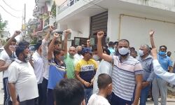 बूंद-बूंद पानी को तरसे लोग-पार्षद के खिलाफ किया प्रदर्शन बूंद-बूंद पानी को तरसे लोग-पार्षद के खिलाफ किया प्रदर्शन