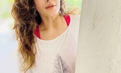 फावड़े से मिट्टी खोदती नजर आईं रवीना फावड़े से मिट्टी खोदती नजर आईं रवीना