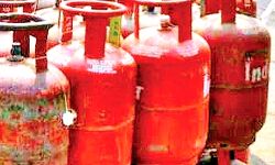 खुशखबरी- गैस सिलेंडर हुआ 122 रुपये सस्ता