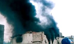 केमिकल फैक्ट्री में लगी भीषण आग-मालिक समेत 3 झुलसे केमिकल फैक्ट्री में लगी भीषण आग-मालिक समेत 3 झुलसे