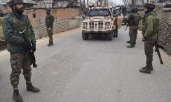 CRPF पर पथराव-तितर-बितर करने के लिए करनी पडी फायरिंग CRPF पर पथराव-तितर-बितर करने के लिए करनी पडी फायरिंग